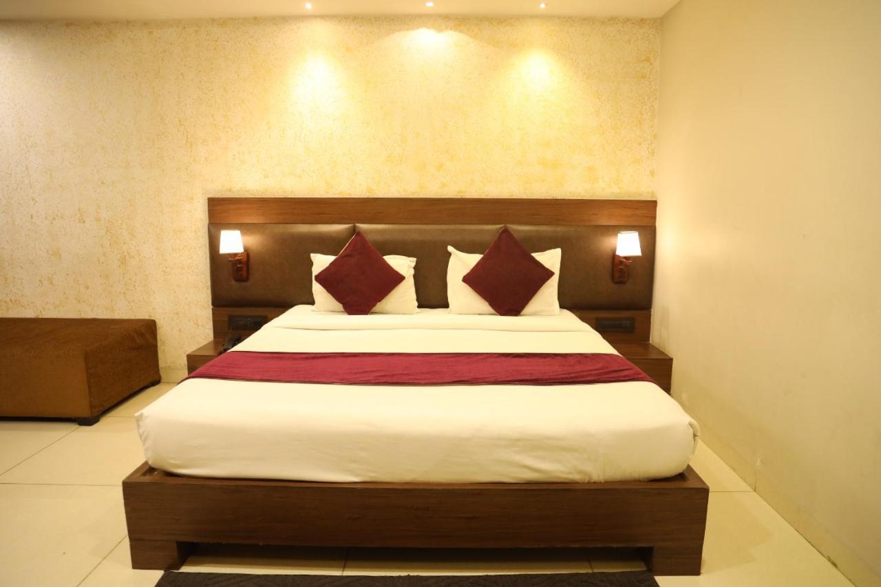 Hotel La Pearl Naiapura Екстер'єр фото