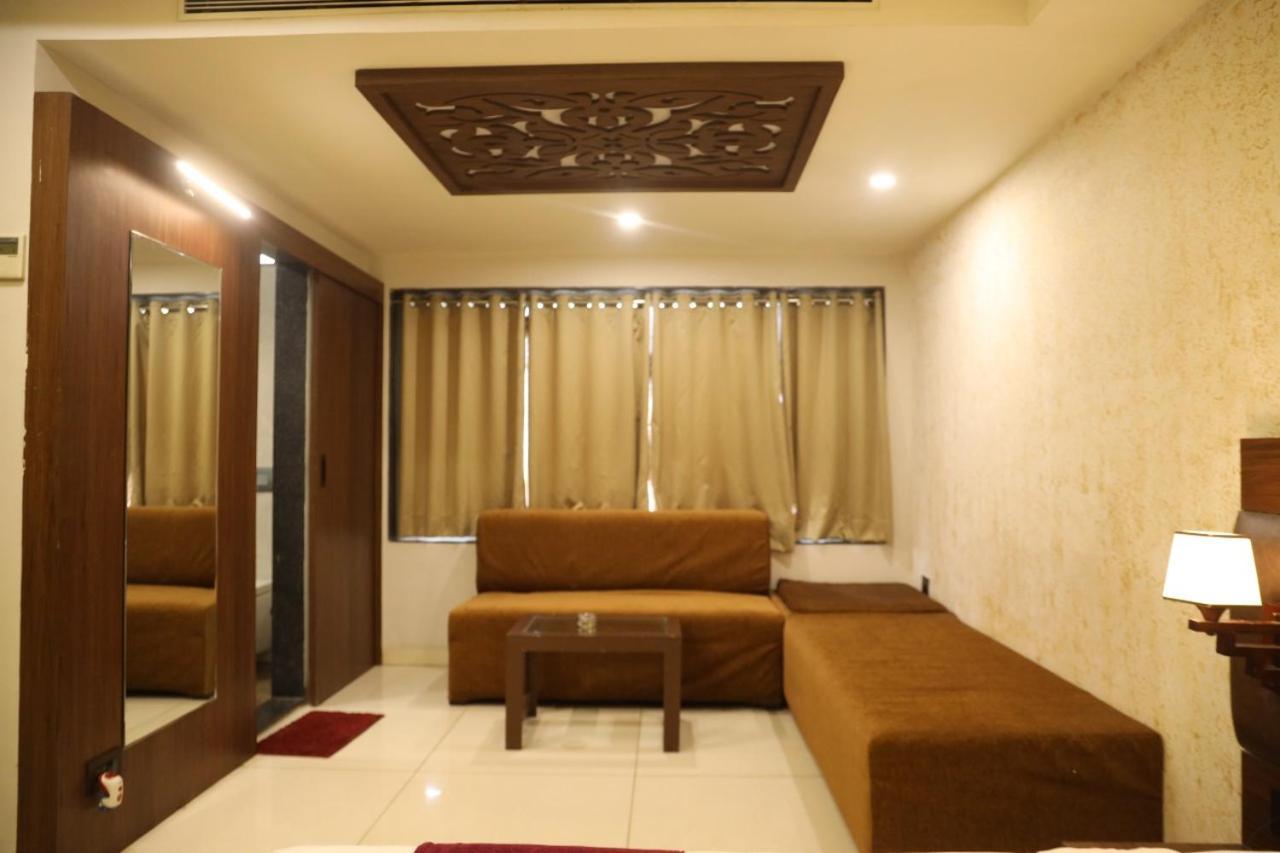 Hotel La Pearl Naiapura Екстер'єр фото